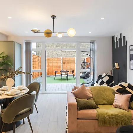 Unwind In Style 2Br With Cozy Backyard For Groups Apartment London Exterior photo