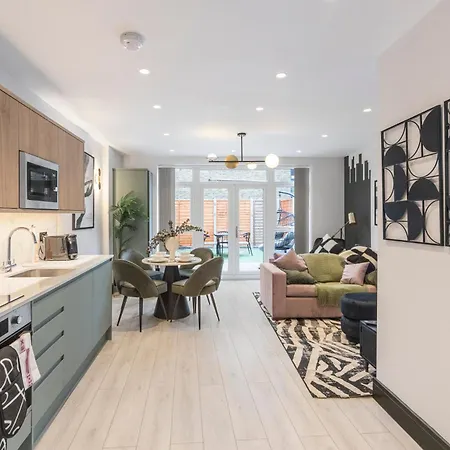 Unwind In Style 2Br With Cozy Backyard For Groups Apartment London Exterior photo