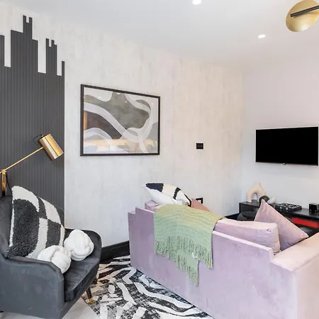 Unwind In Style 2Br With Cozy Backyard For Groups Apartment London Exterior photo