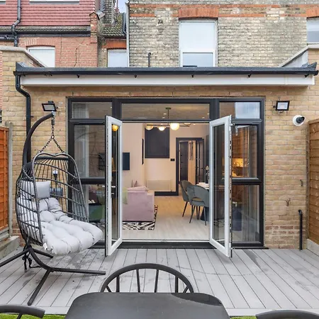 Unwind In Style 2Br With Cozy Backyard For Groups Apartment London Exterior photo