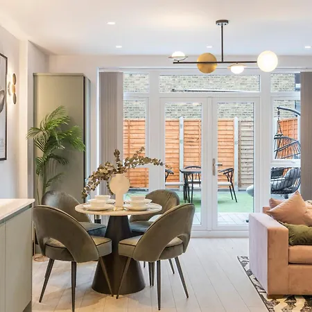 Unwind In Style 2Br With Cozy Backyard For Groups Apartment London Exterior photo