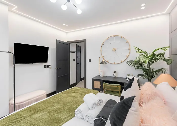 Unwind In Style 2Br With Cozy Backyard For Groups