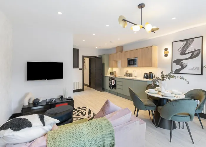 Unwind In Style 2Br With Cozy Backyard For Groups
