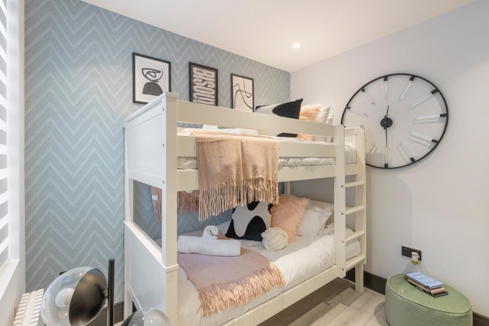Апартаменты Unwind In Style 2br With Cozy Backyard For Groups