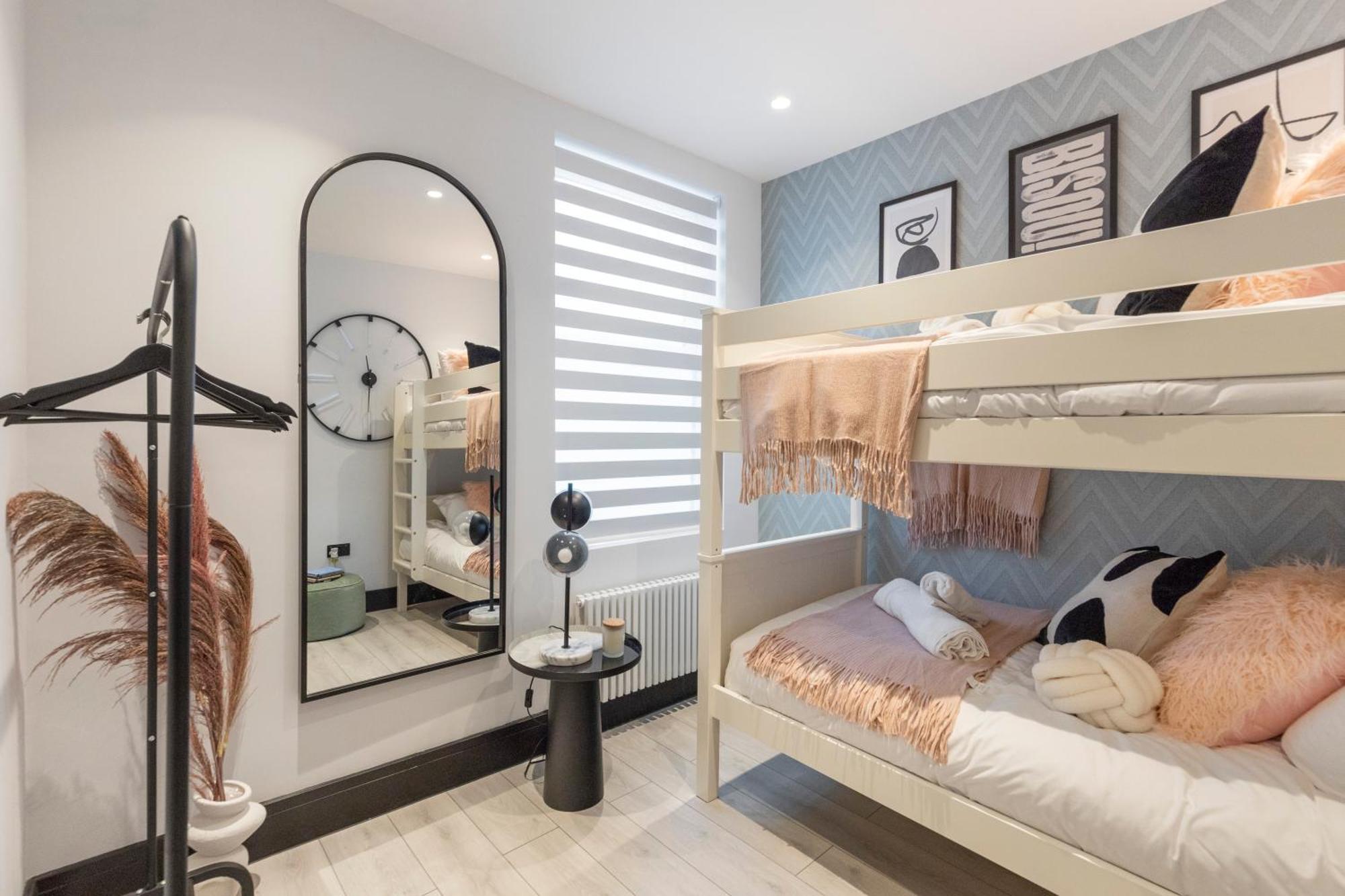 Unwind In Style 2br With Cozy Backyard For Groups Лондон