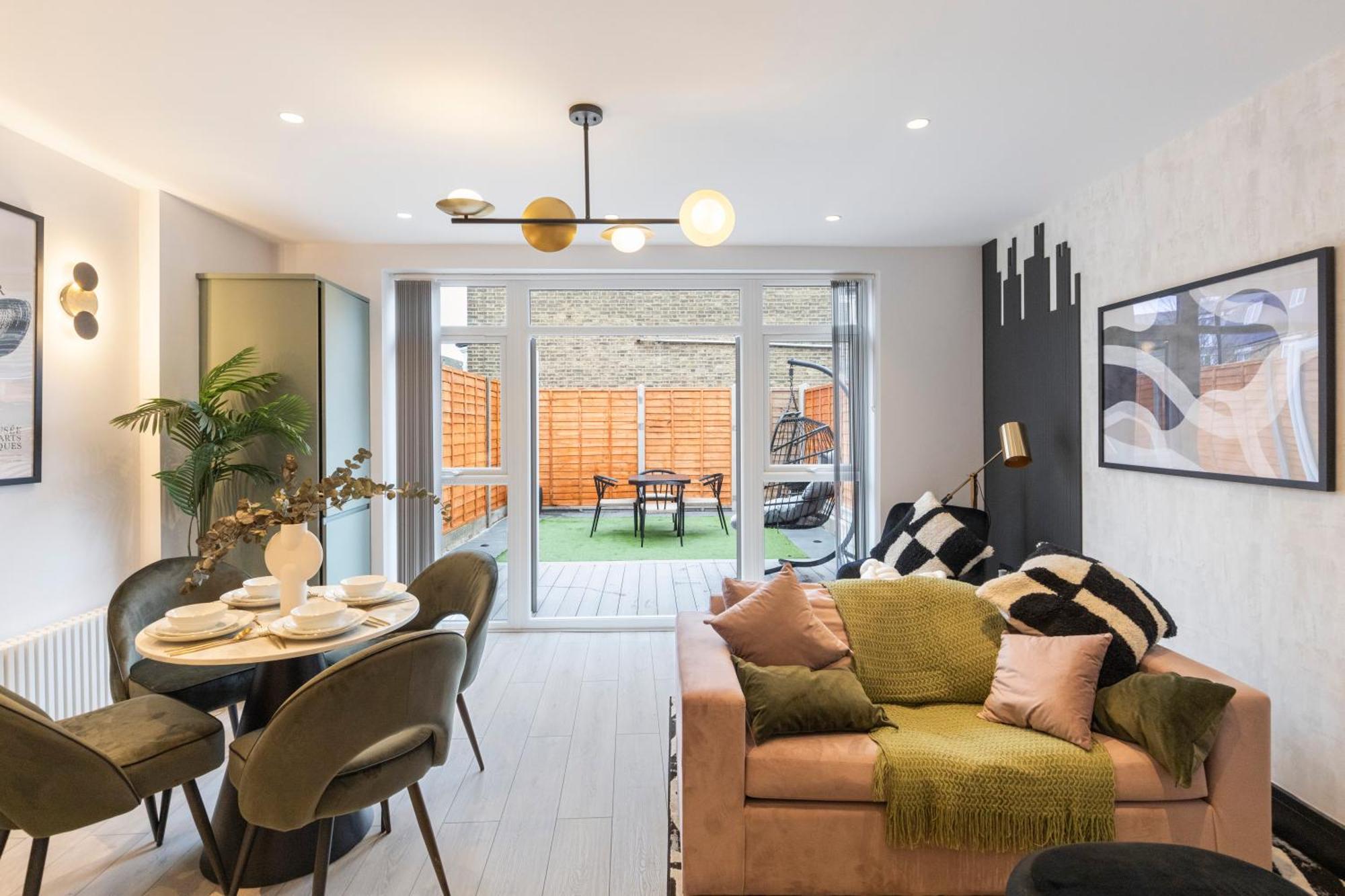 Апартаменты Unwind In Style 2br With Cozy Backyard For Groups Лондон