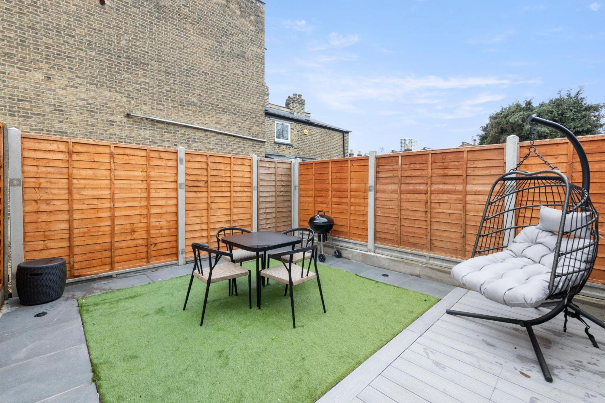 Unwind In Style 2br With Cozy Backyard For Groups Лондон