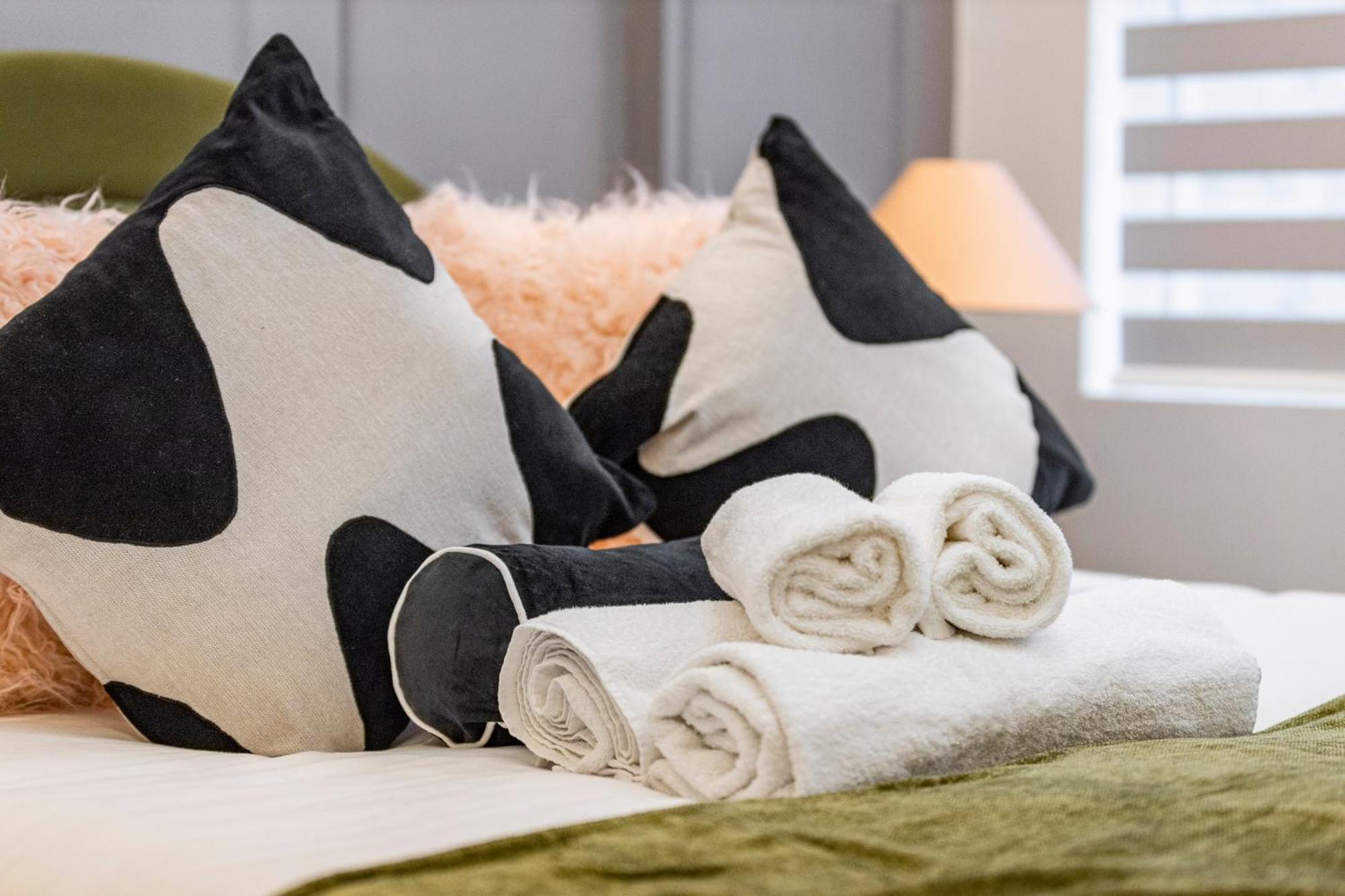 Unwind In Style 2br With Cozy Backyard For Groups Apartamento